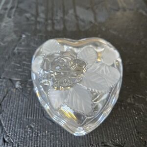 Vintage Heart shaped clear Glass Trinket Box Rose Flowers & Leaves Jewelry Catch